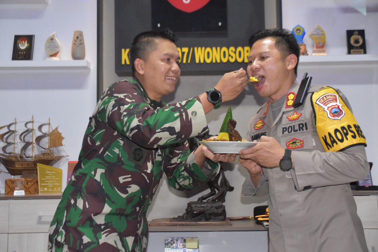 KAPOLRES WONOSOBO BERIKAN UCAPAN HUT TNI KEPADA KODIM 0707 WONOSOBO ...